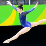 Gimnasta chilena Simona Castro reaalizando piruetas