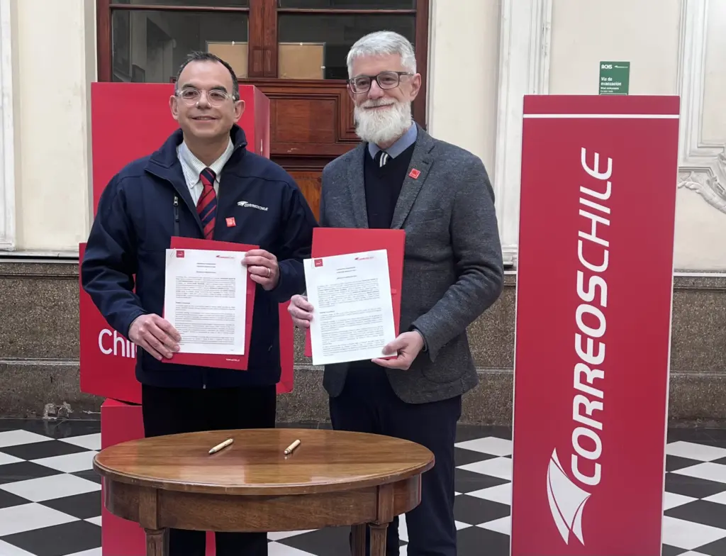 Desde Plaza de Armas al mundo: CorreosChile y Marca Chile firman alianza para proyectar la identidad del país